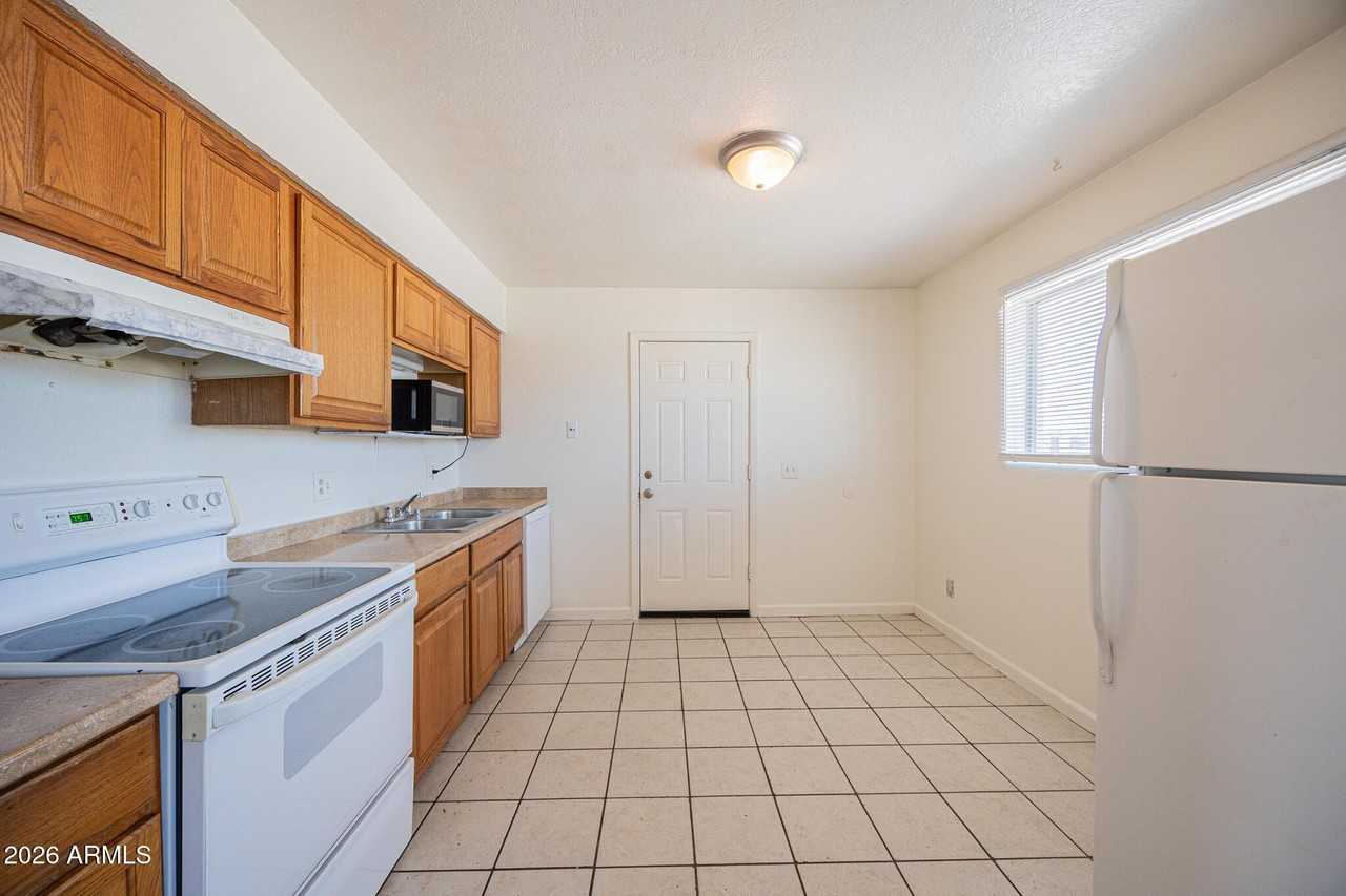 949 E Flint St #1 - Photo 7 of 17