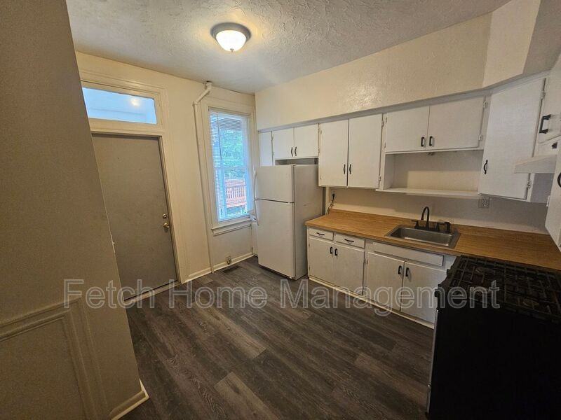 569 W Philadelphia St #1