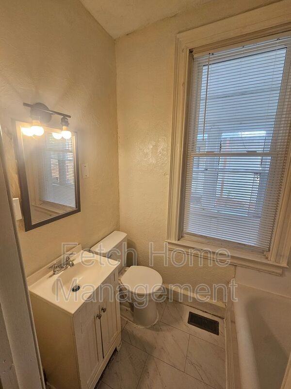 569 W Philadelphia St #1 - Photo 6 of 12