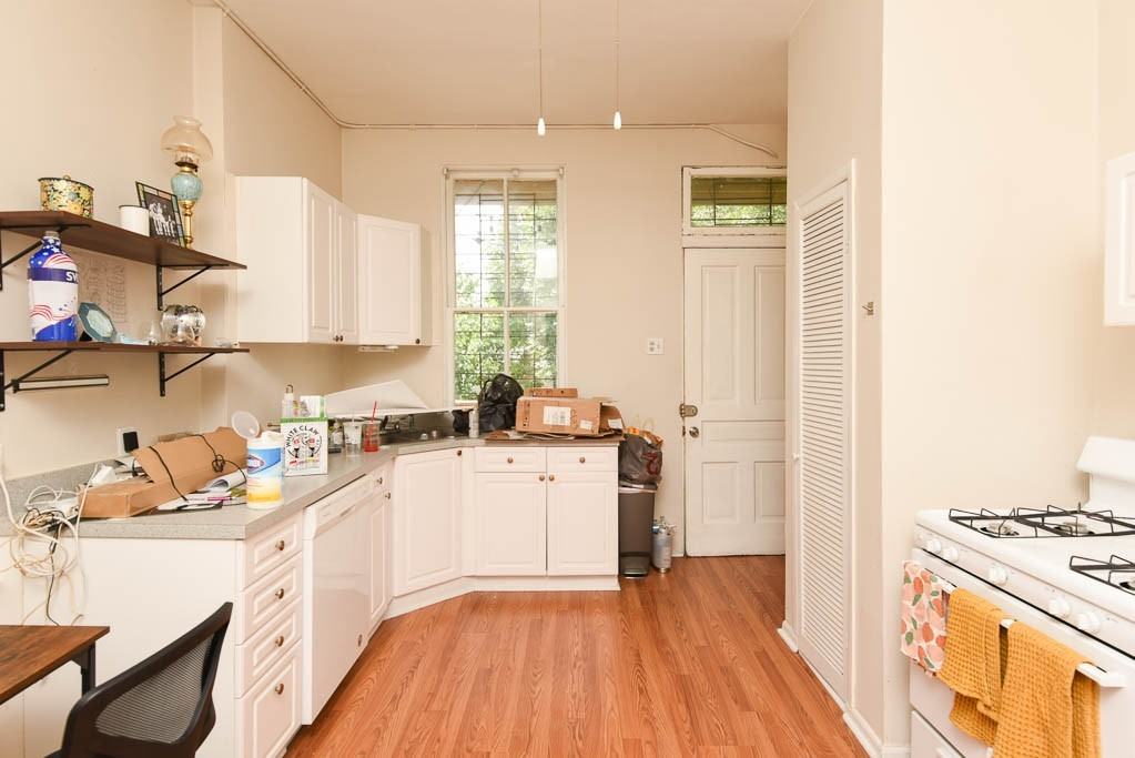 2031 W Moffat St #3 - Photo 2 of 21