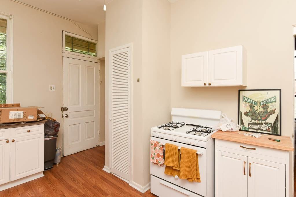 2031 W Moffat St #3 - Photo 4 of 21