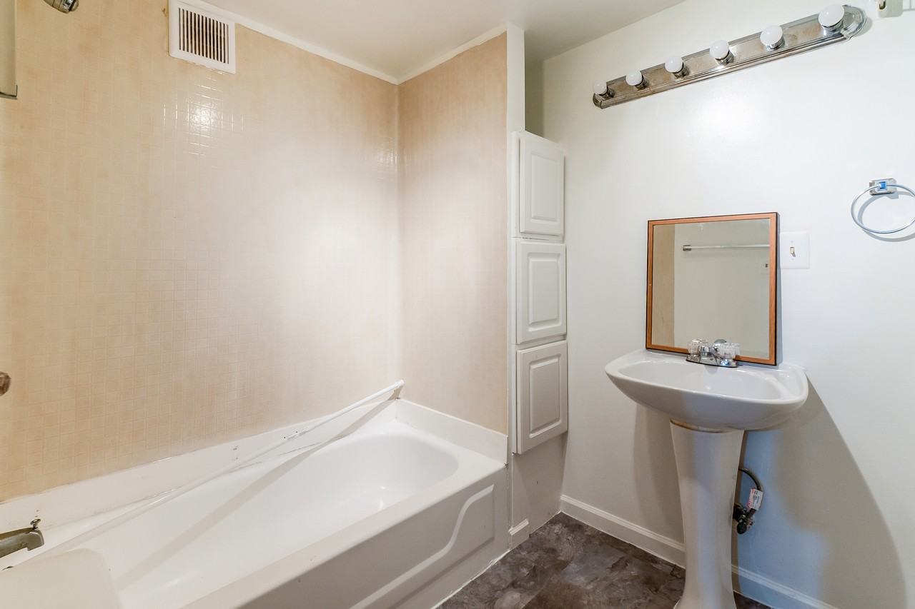 5704 Monroe St - Photo 5 of 18