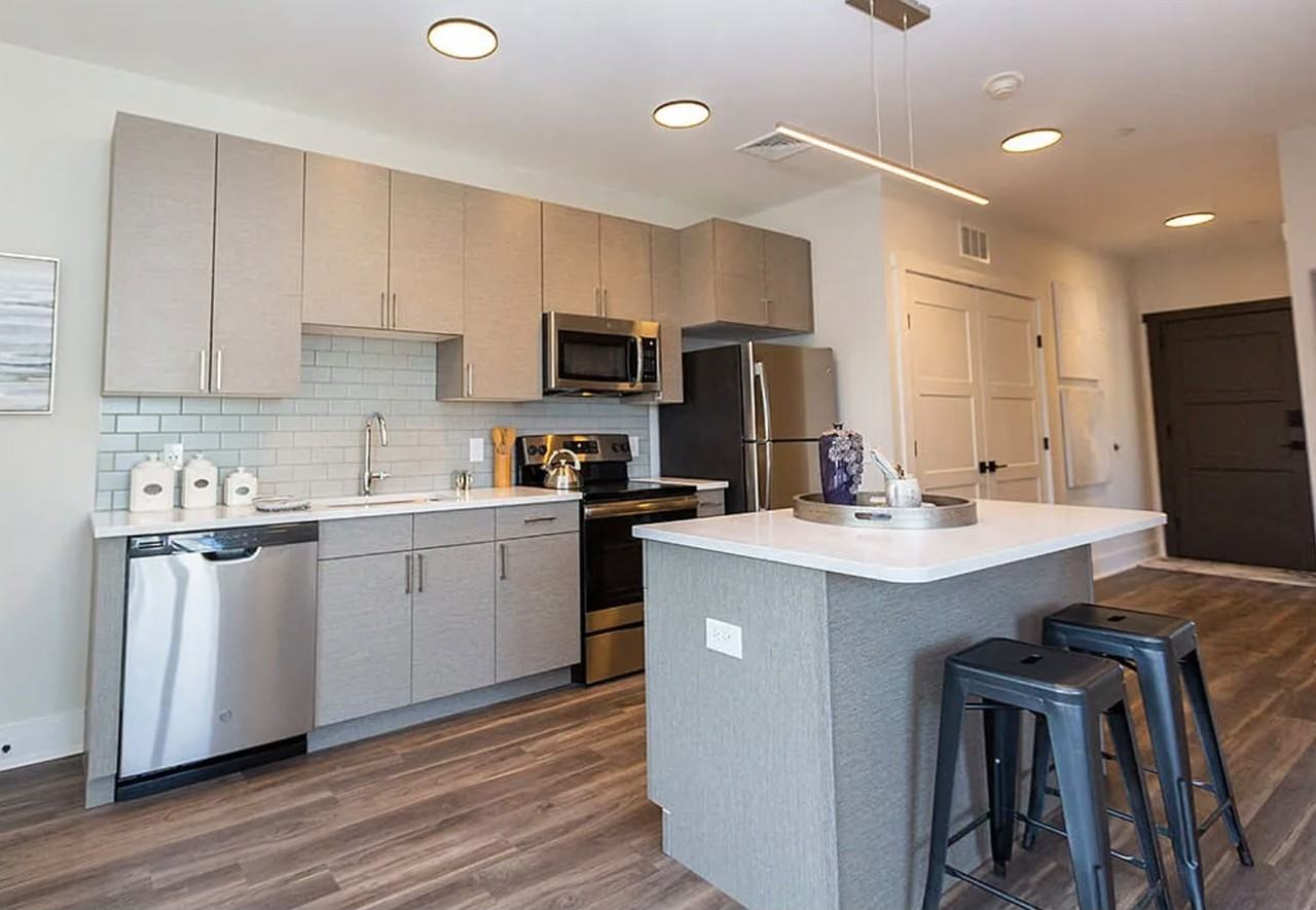 555 W Walnut St - Photo 6 of 20