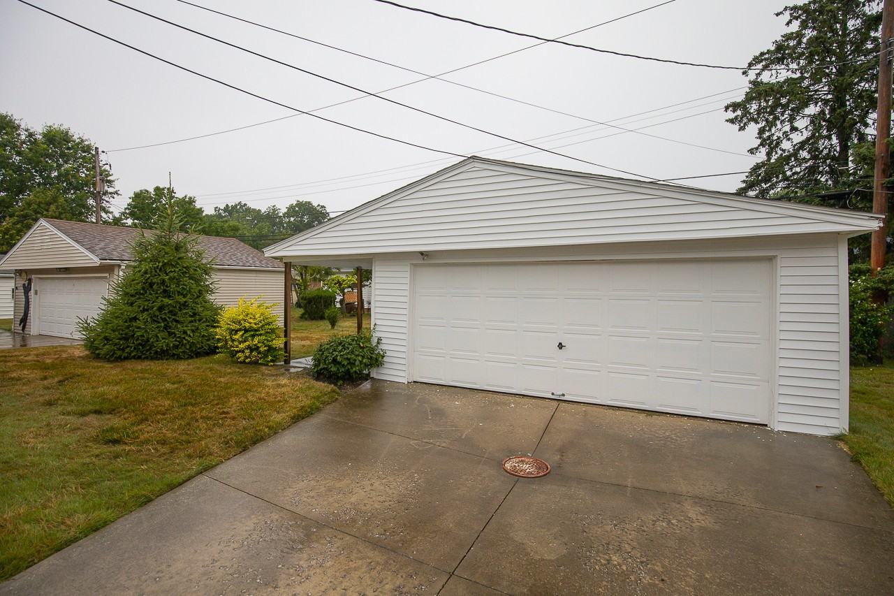 4365 Adrian Rd - Photo 3 of 32