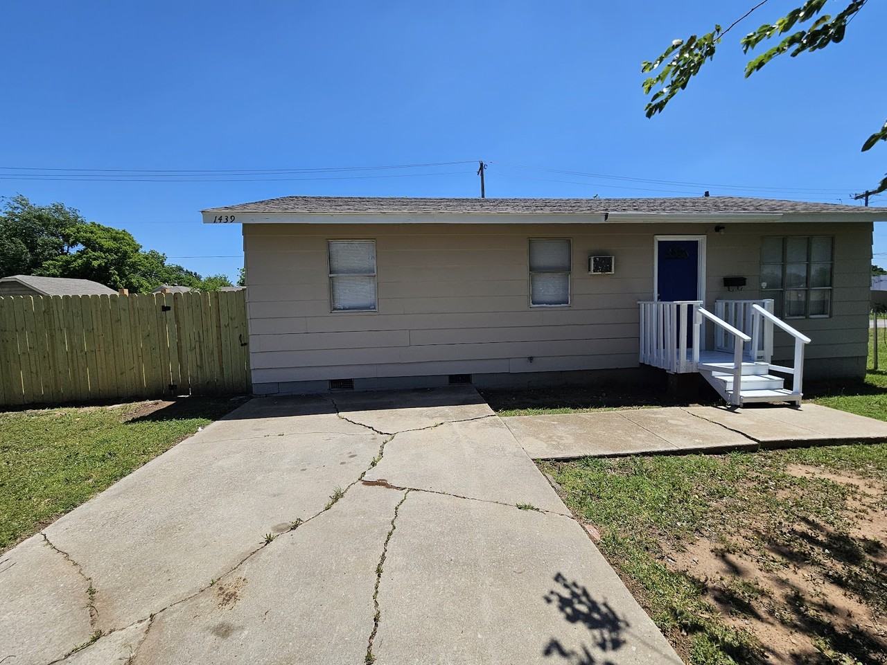 1439 Ne 24th St - Photo 2 of 18