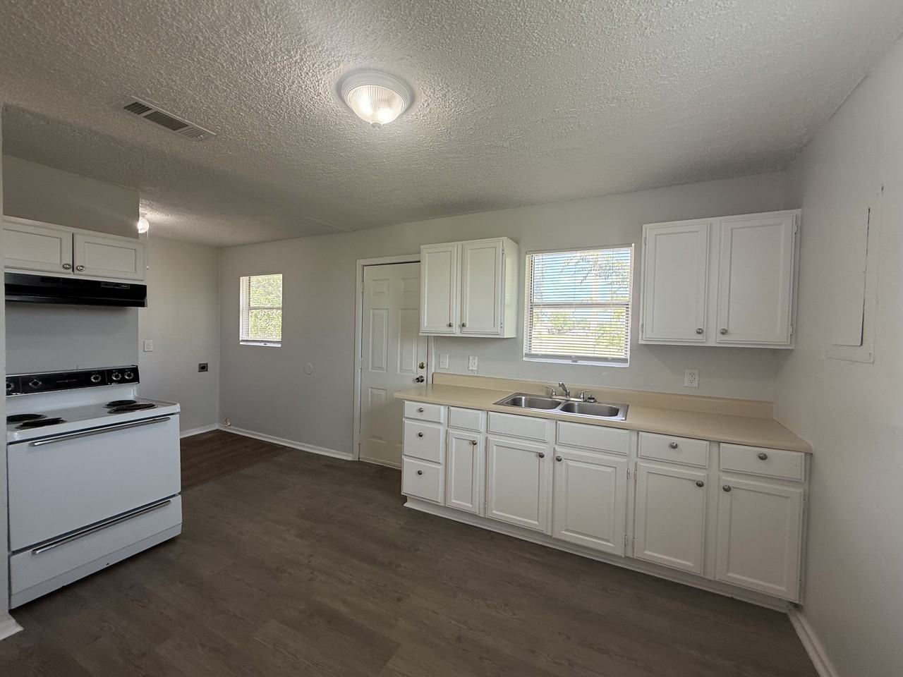 1439 Ne 24th St - Photo 5 of 18