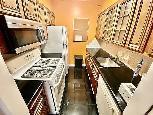 215 31st St - Photo 4 of 10