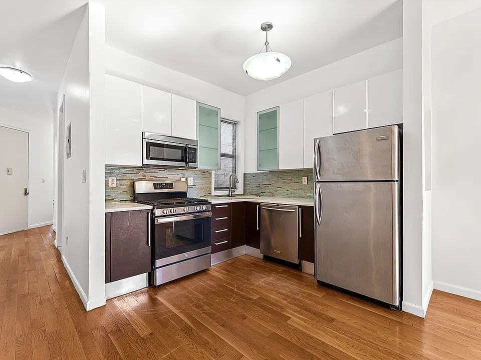 1328 Sterling Pl - Photo 3 of 13