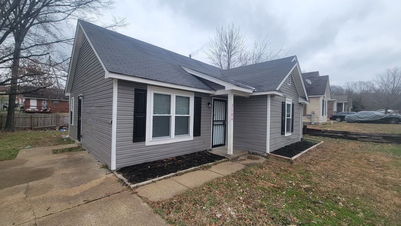 2504 Redvers Ave - Photo 2 of 17