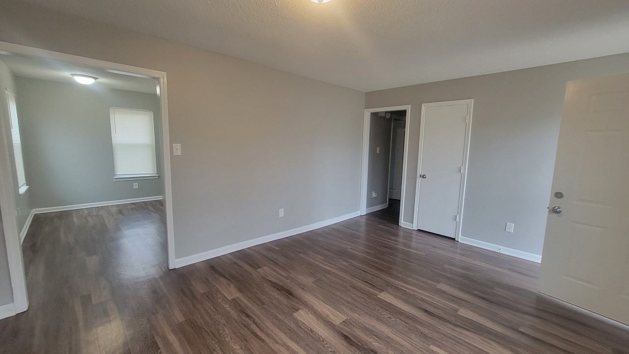 2504 Redvers Ave - Photo 4 of 17