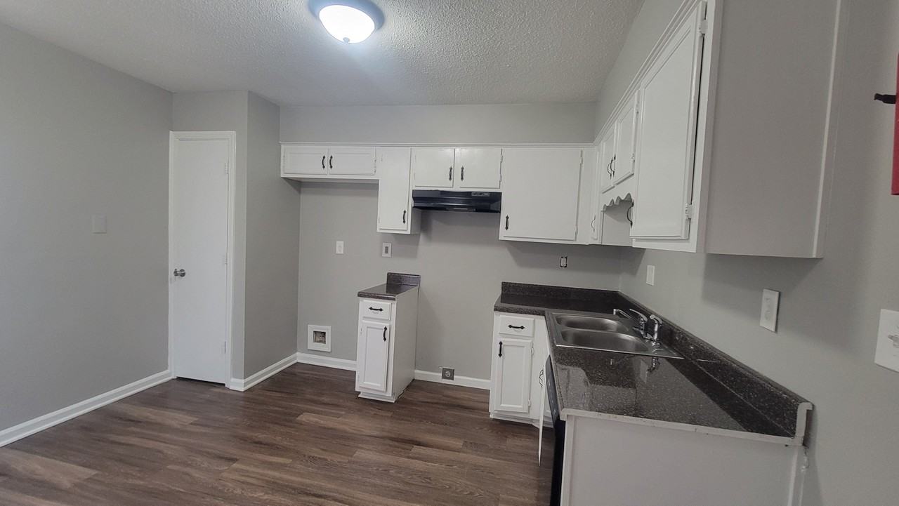 2504 Redvers Ave - Photo 5 of 17