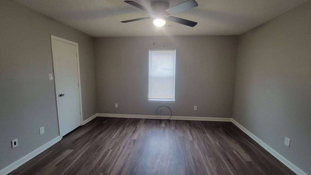 2504 Redvers Ave - Photo 7 of 17