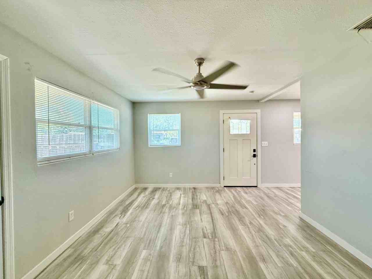 4406 W Trilby Ave - Photo 6 of 36