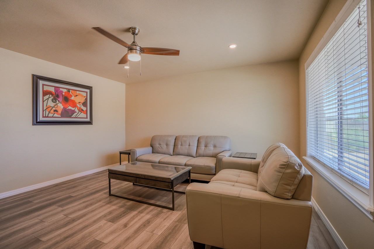 845 W Romo Jones St - Photo 5 of 32