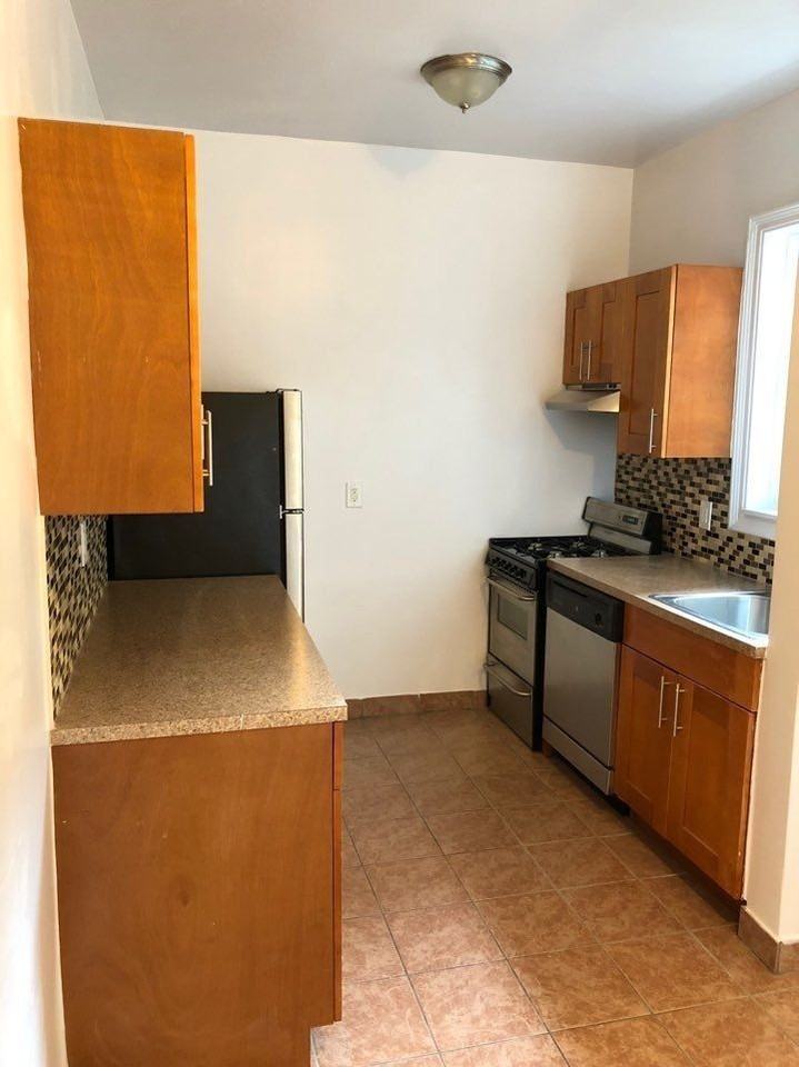 8437 118th St #1A - Photo 2 of 3