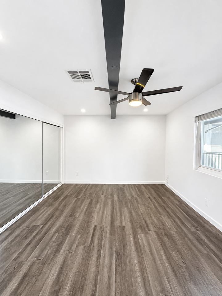 1615 Greenfield Ave #9 - Photo 4 of 18