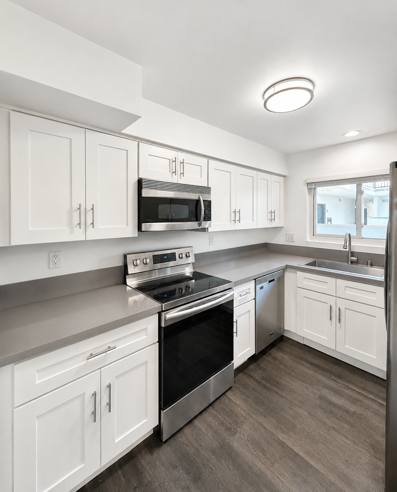 1615 Greenfield Ave #9 - Photo 5 of 18