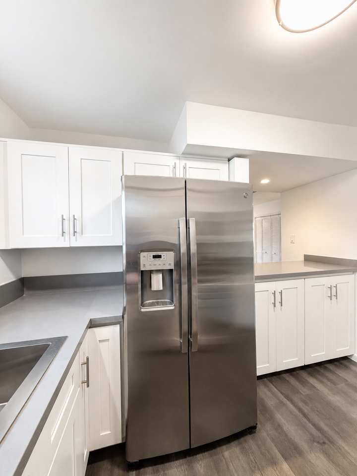 1615 Greenfield Ave #9 - Photo 6 of 18