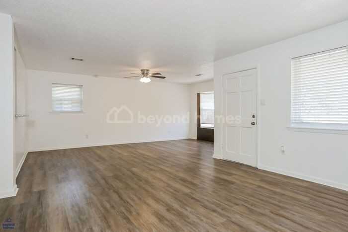 318 Hillwood Dr - Photo 3 of 17