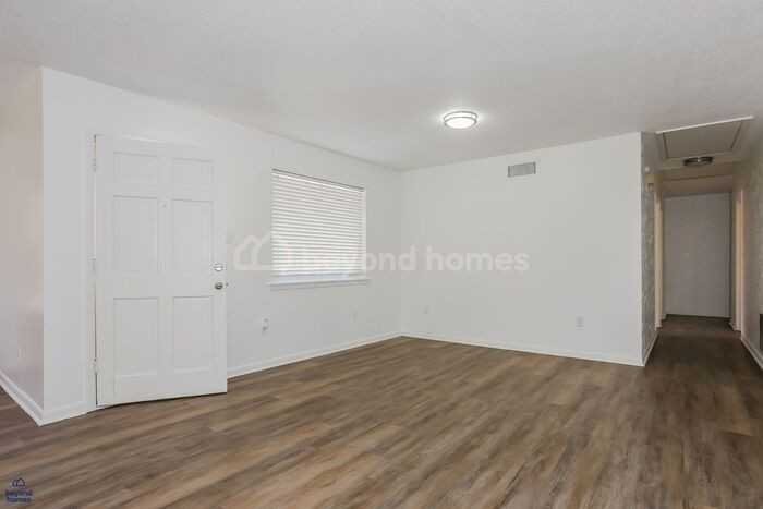 318 Hillwood Dr - Photo 4 of 17