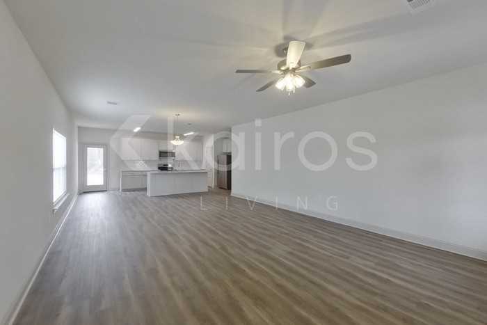 8118 S Hendrick Dr - Photo 4 of 23