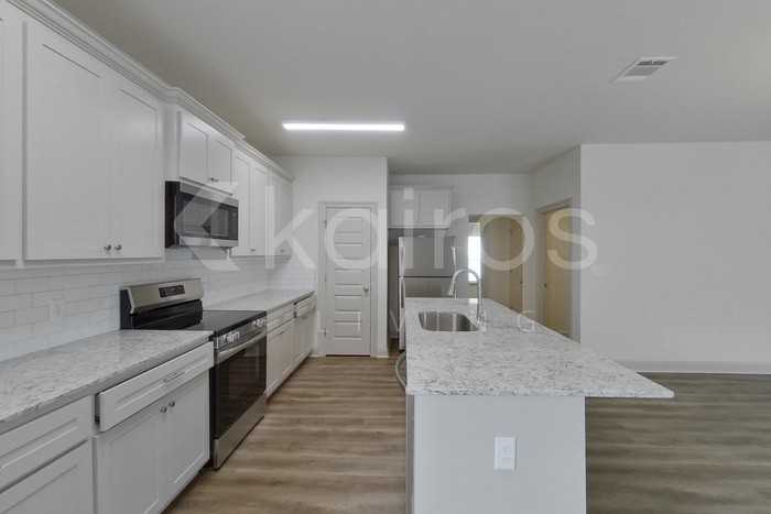 8118 S Hendrick Dr - Photo 5 of 23