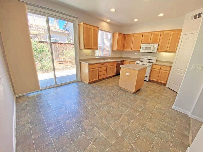 2247 3rd St - Photo 4 of 31