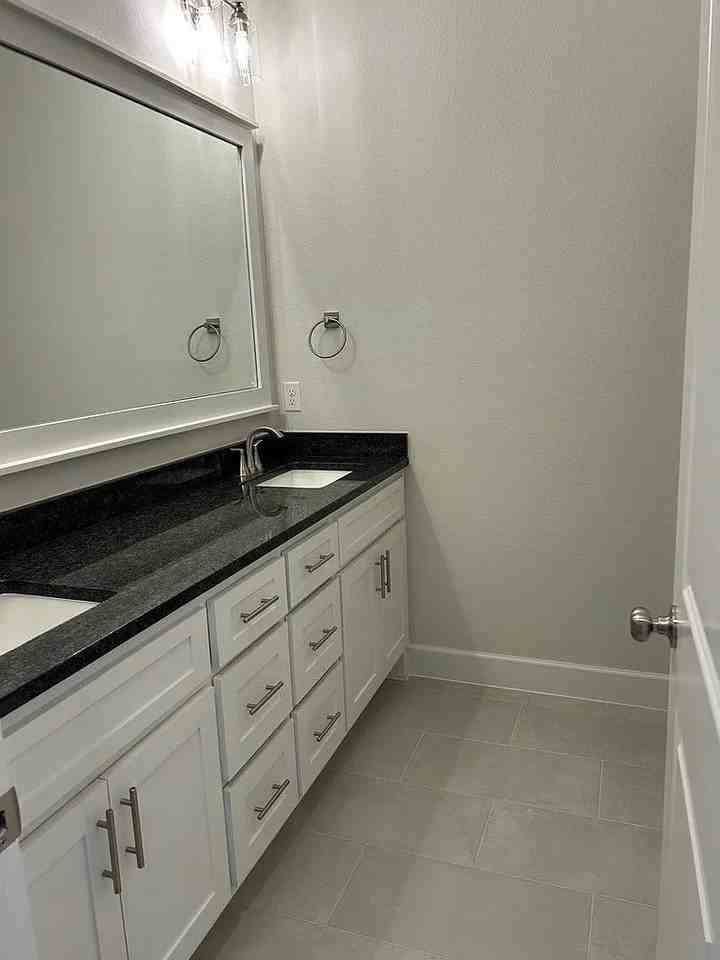 2412 Salmon St - Photo 3 of 15