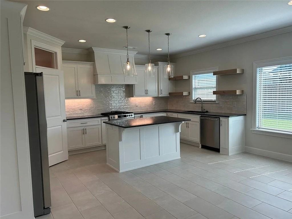 2412 Salmon St - Photo 5 of 15