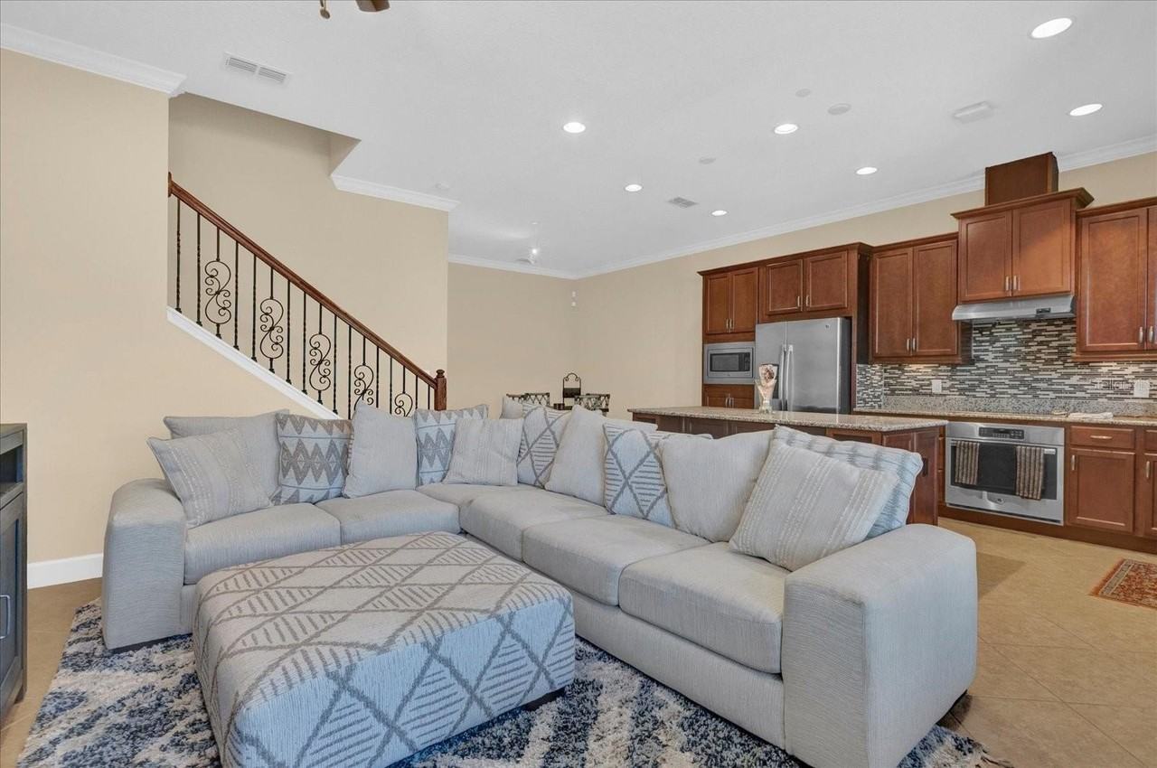 9219 Laureate Blvd - Photo 3 of 23