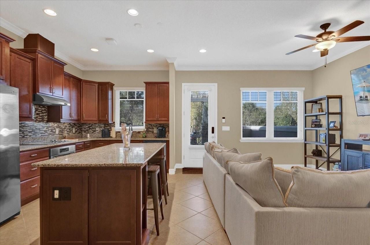 9219 Laureate Blvd - Photo 5 of 23