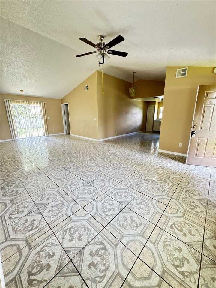 318 Ronnie Cir - Photo 3 of 8