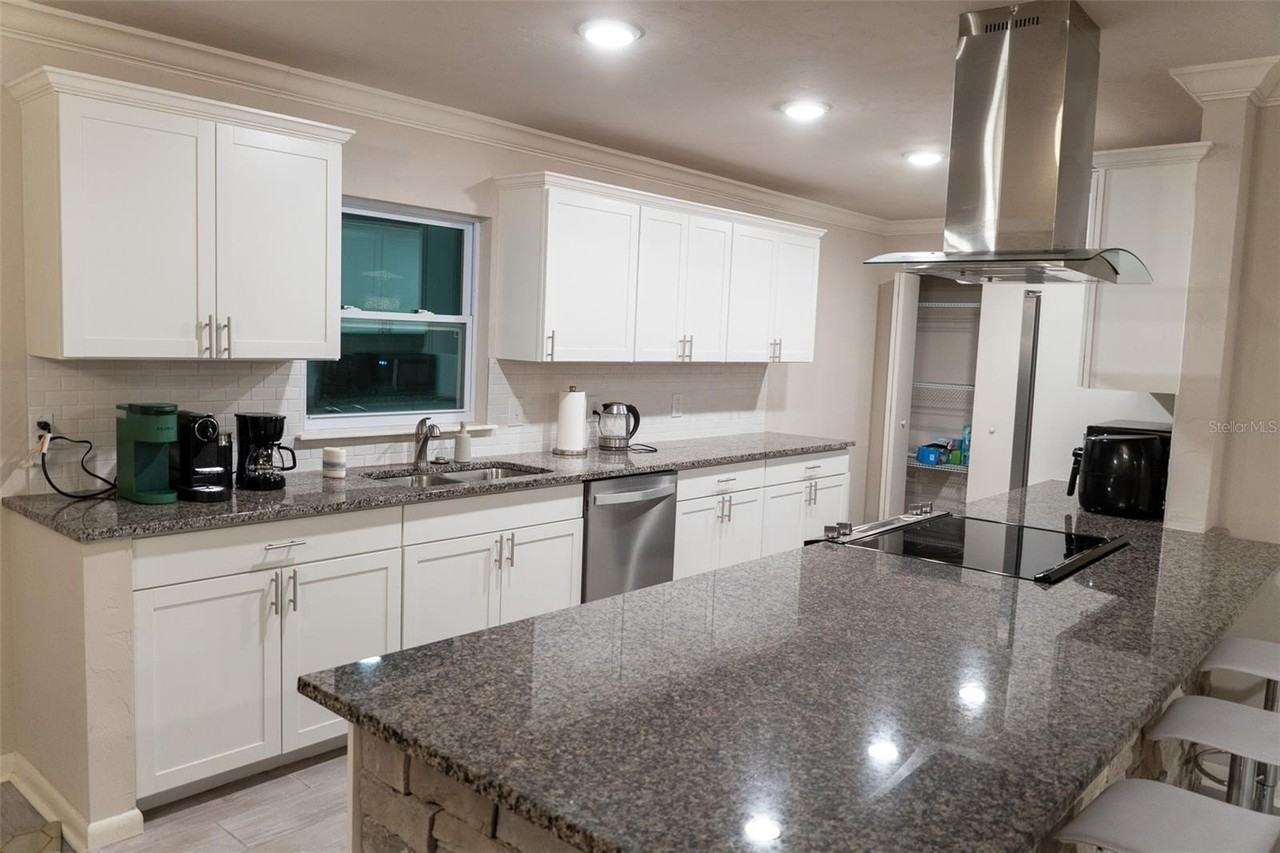 8221 Sw 13th Rd - Photo 2 of 13