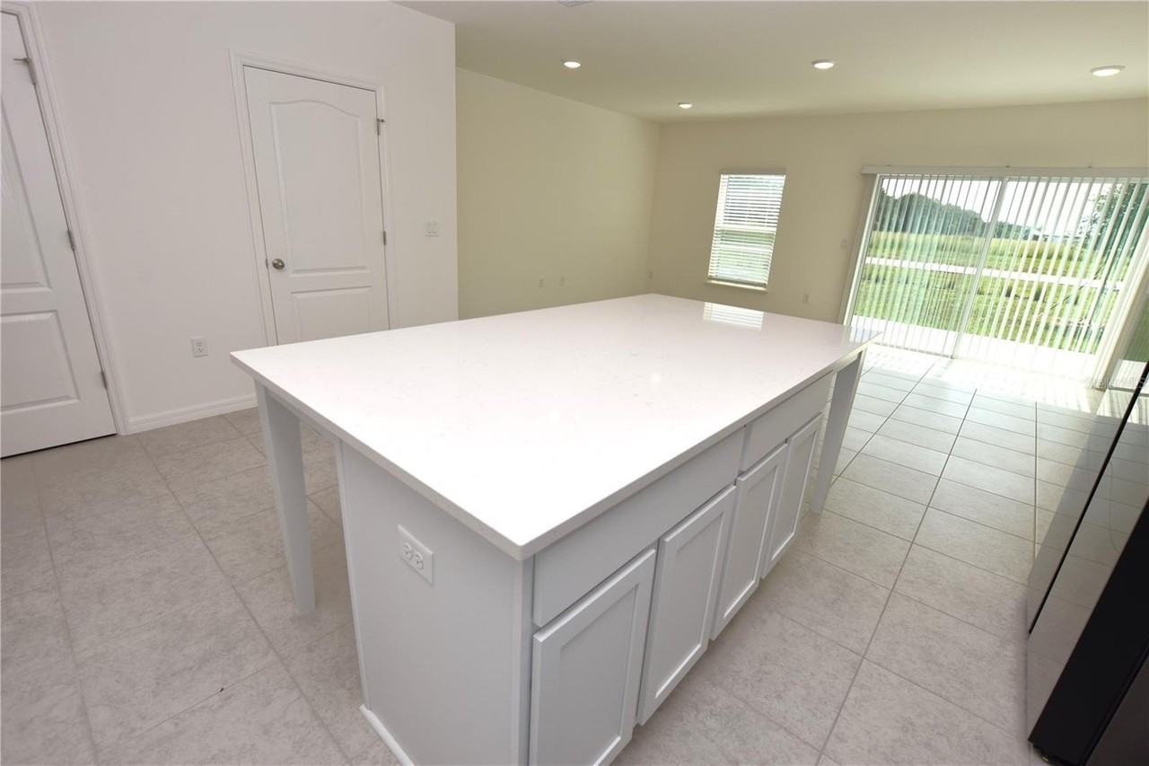 3913 Academia Ave - Photo 7 of 39