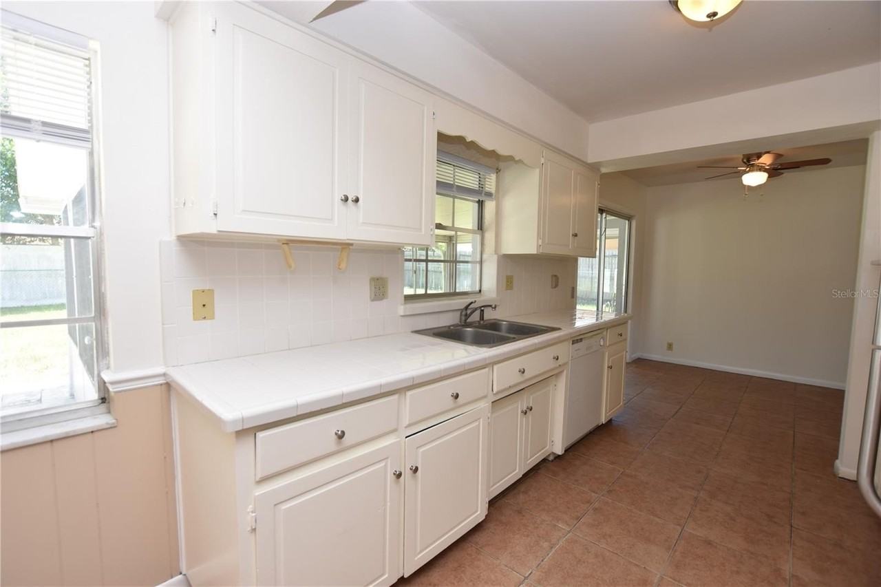204 Chaucer Ln - Photo 3 of 21