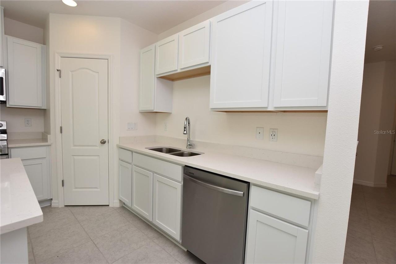 3905 Academia Ave - Photo 4 of 41