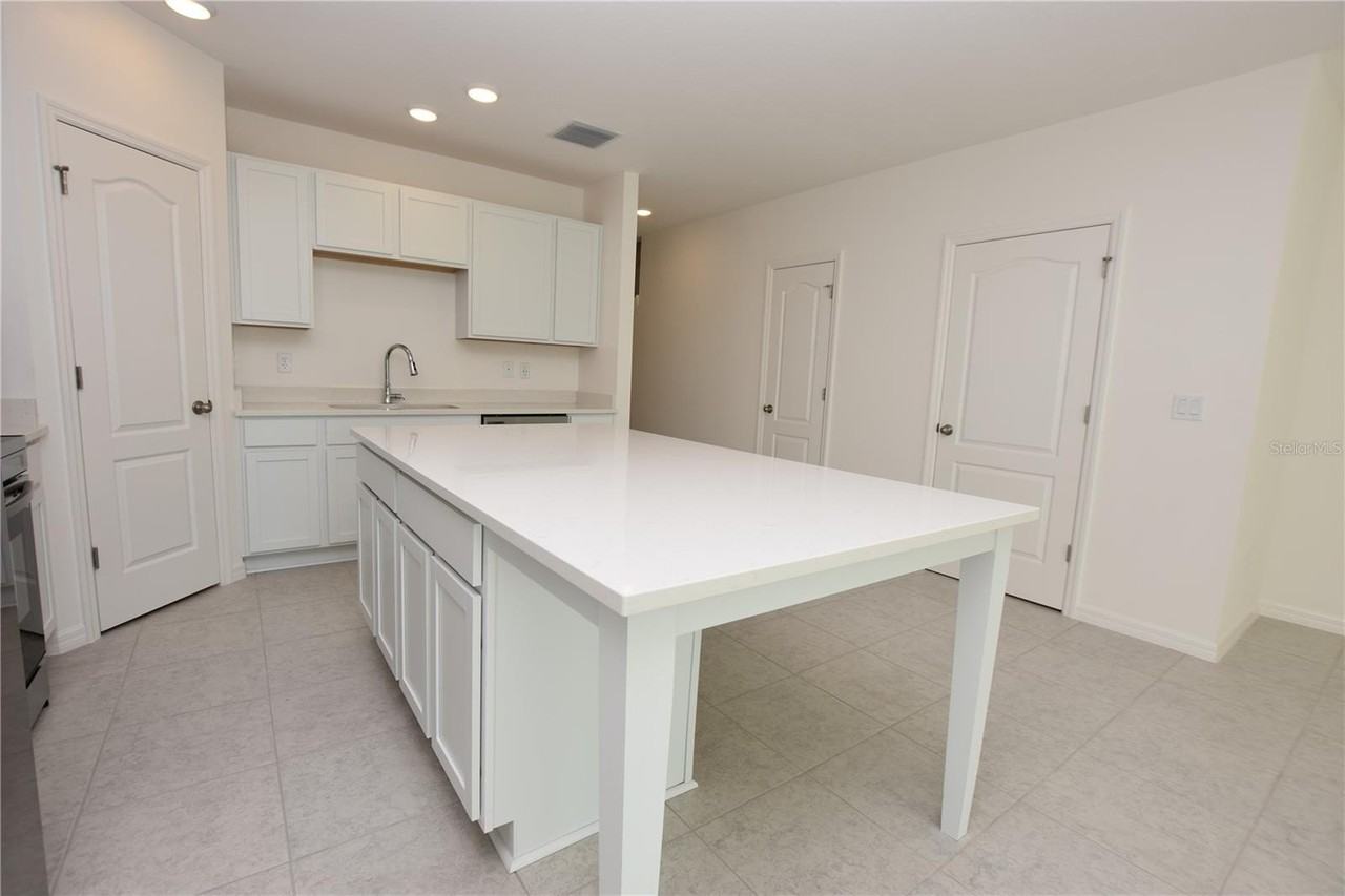 3905 Academia Ave - Photo 7 of 41