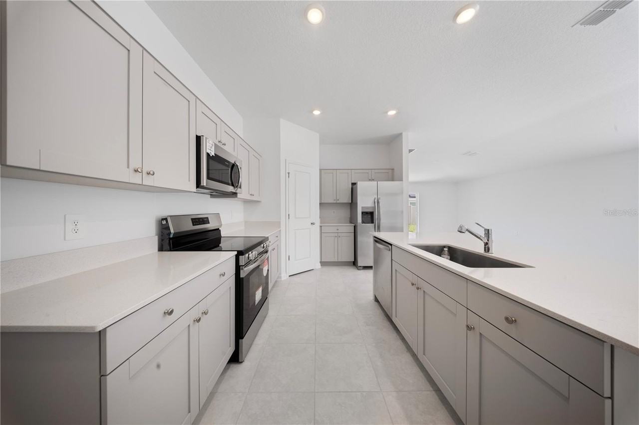501 Sea Turtle Ln - Photo 5 of 18