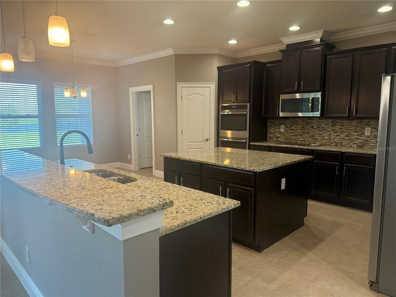 3128 Amalfi Dr - Photo 4 of 34