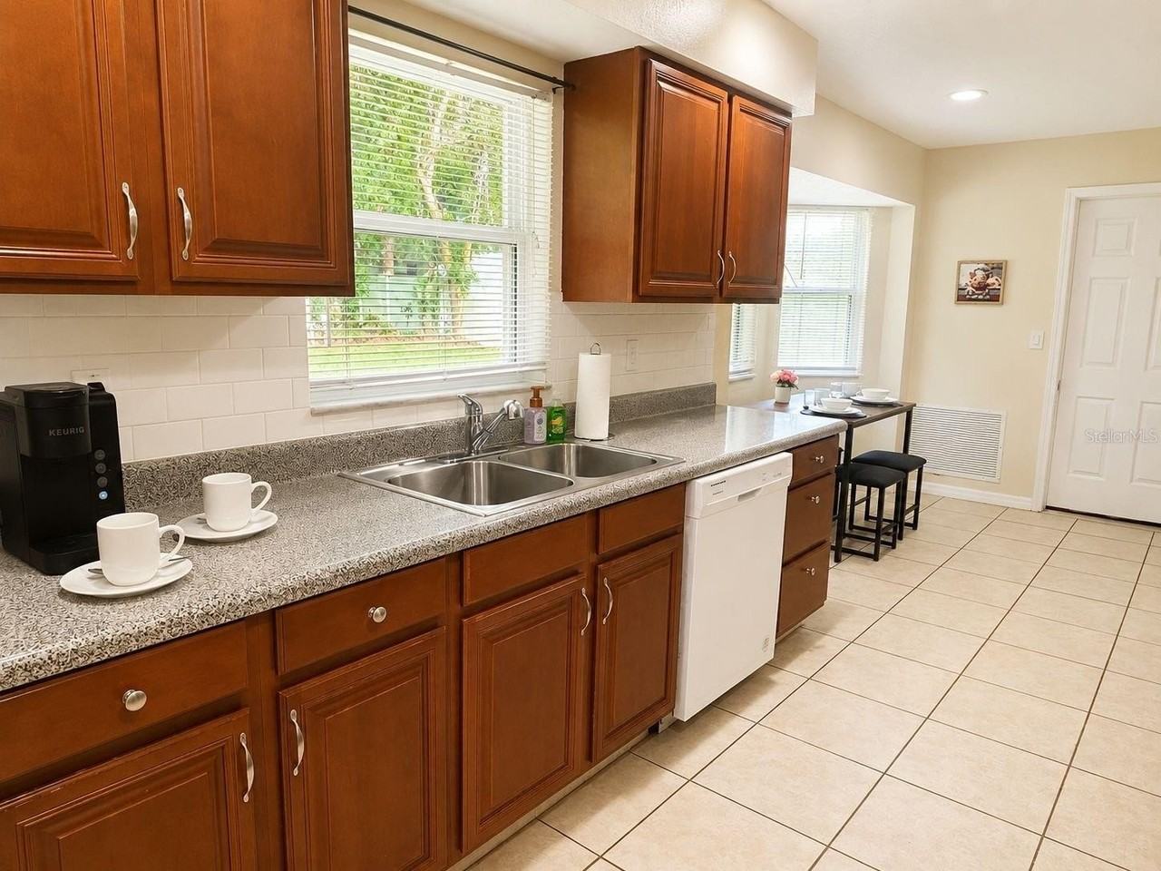 6401 Nw 66th Ave - Photo 6 of 12