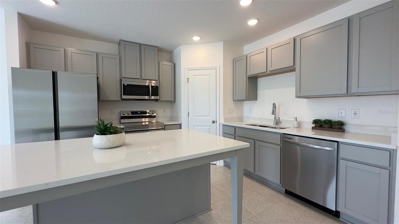 3879 Academia Ave - Photo 5 of 26