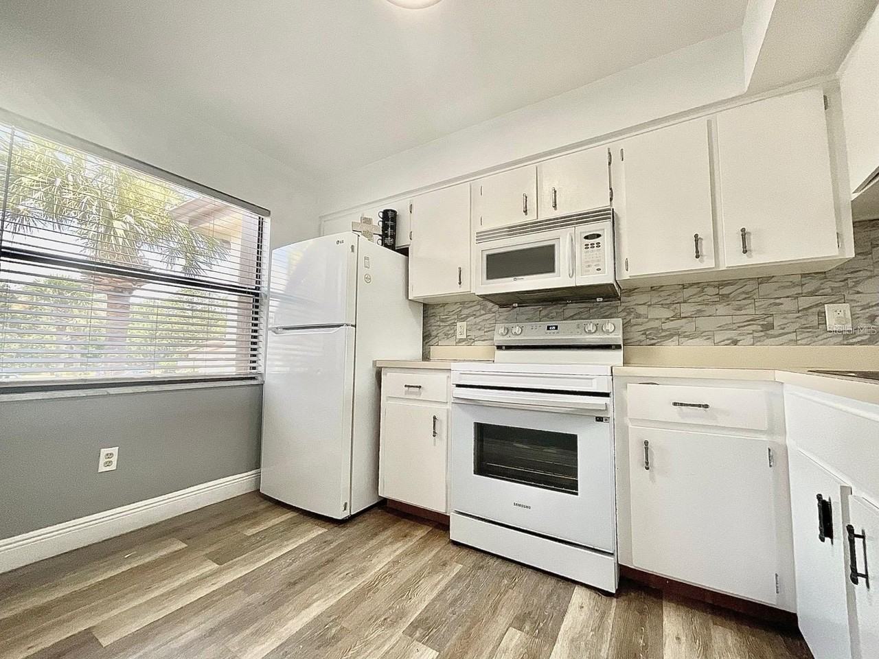6062 Willowpointe Cir #203 - Photo 3 of 20