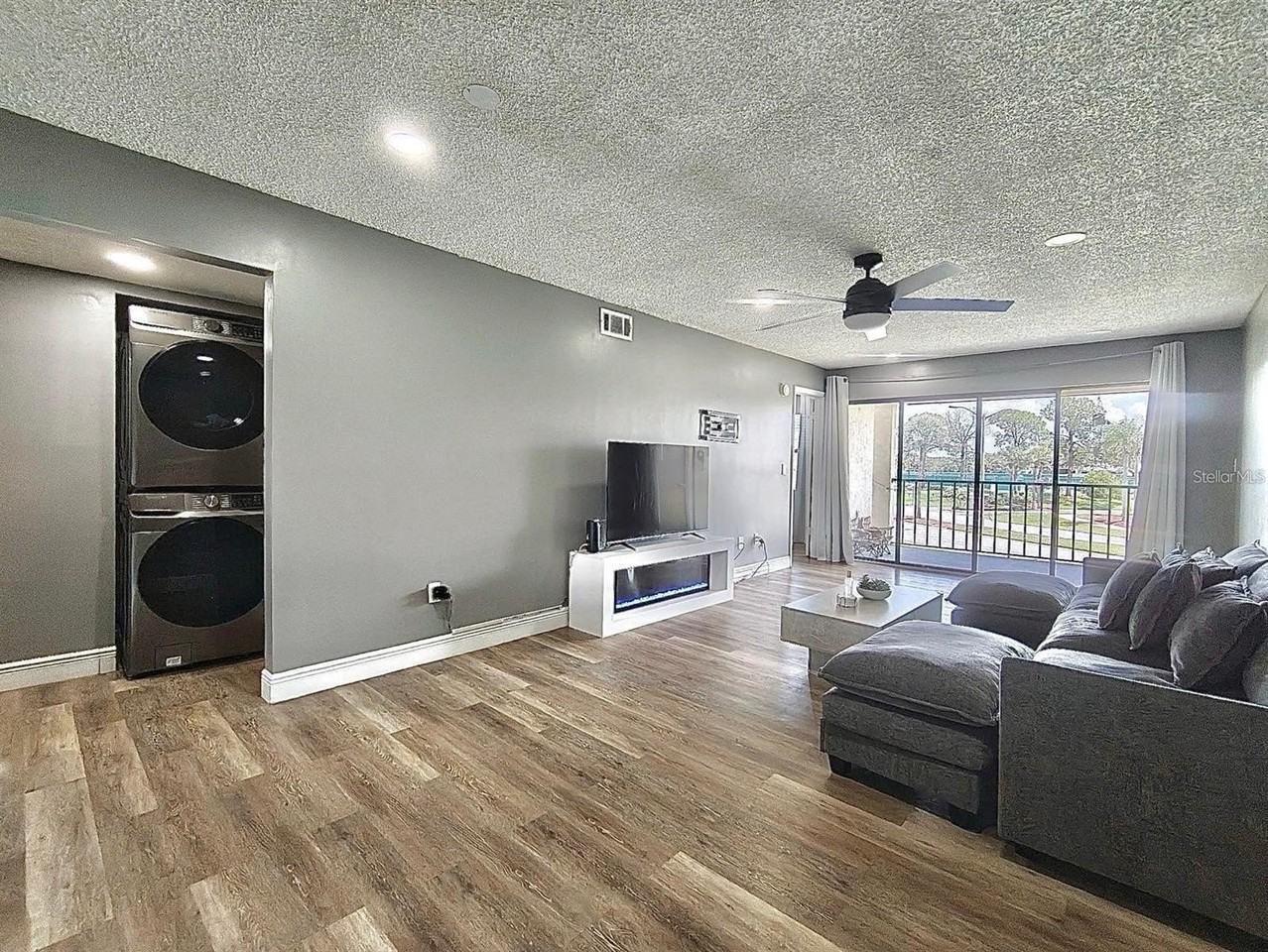 6062 Willowpointe Cir #203 - Photo 4 of 20