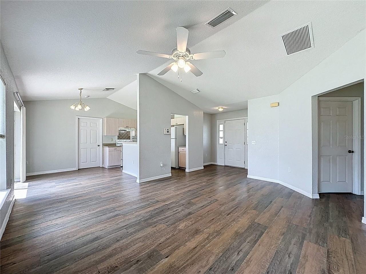 424 Danube Way - Photo 6 of 39