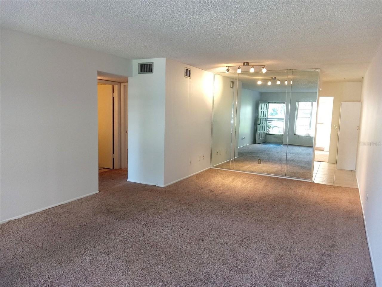 2427 Rhodesian Dr #11 - Photo 5 of 44