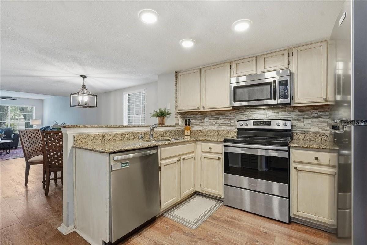 2120 Fletchers Point Cir - Photo 7 of 29