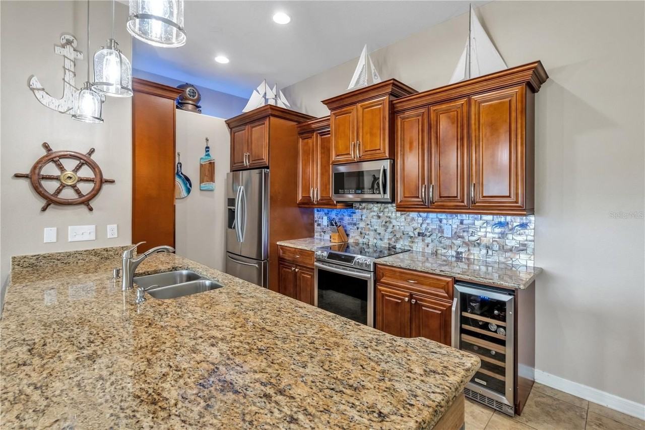 6420 Banyan Blvd #303 - Photo 4 of 40