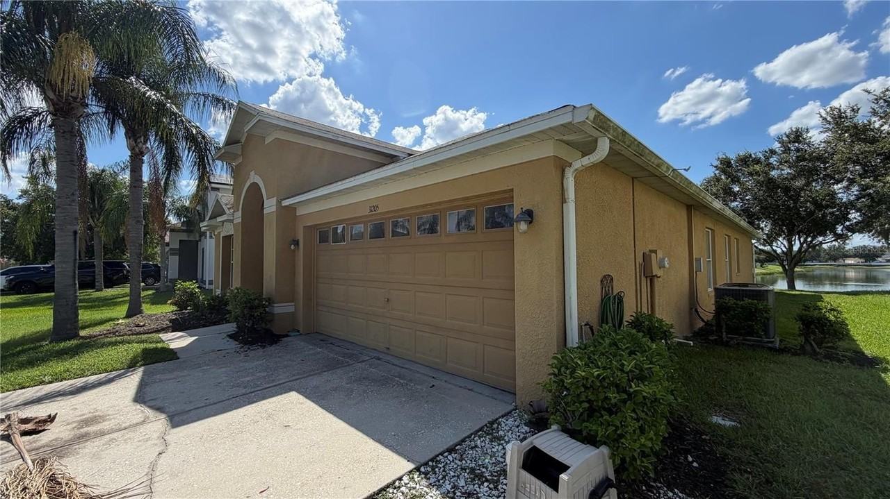 31205 Bridgegate Dr - Photo 3 of 37