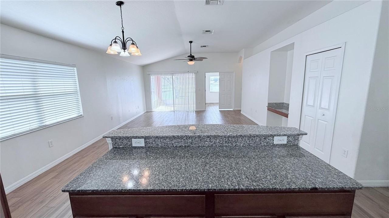 31205 Bridgegate Dr - Photo 4 of 37