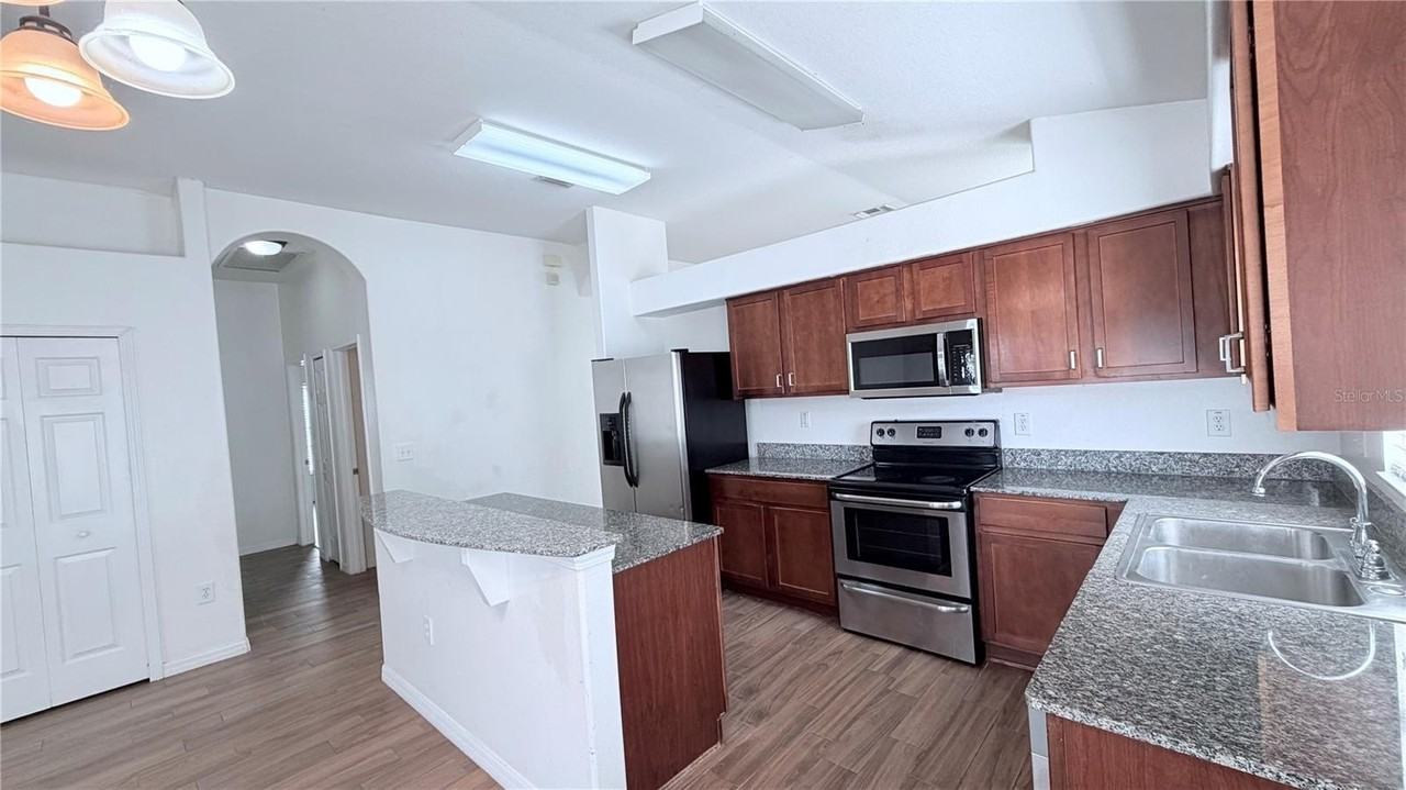 31205 Bridgegate Dr - Photo 7 of 37